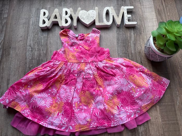 - Robe (F) - 6 mois - Très bon état