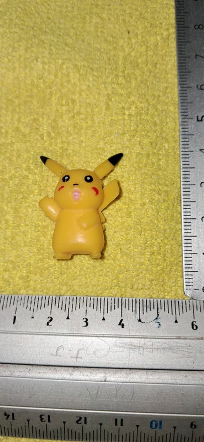 Pokemon figurine