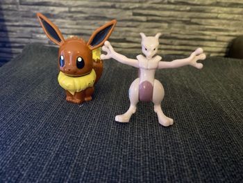 2 figurines Pokémon 20 13 Mc Donald  Mewtwo Pikachu