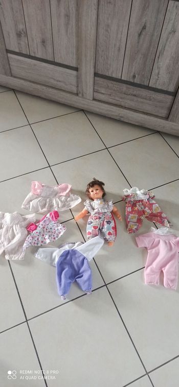 Poupée et 6 habits
