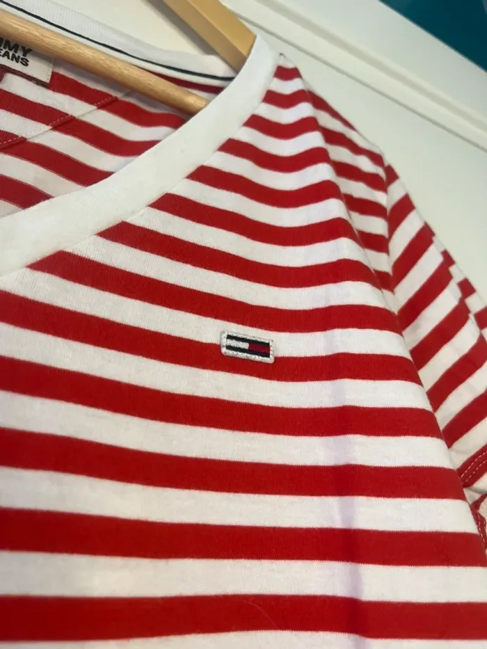 🔹 T-shirt Rayé Rouge & Blanc – Tommy Jeans 🔹 - photo numéro 3