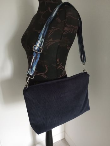 Sac bandoulière velours côtelé marine anse réglable assortie 
