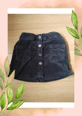 Jupe courte en velours taille 5 ans on extenso en très bon état.