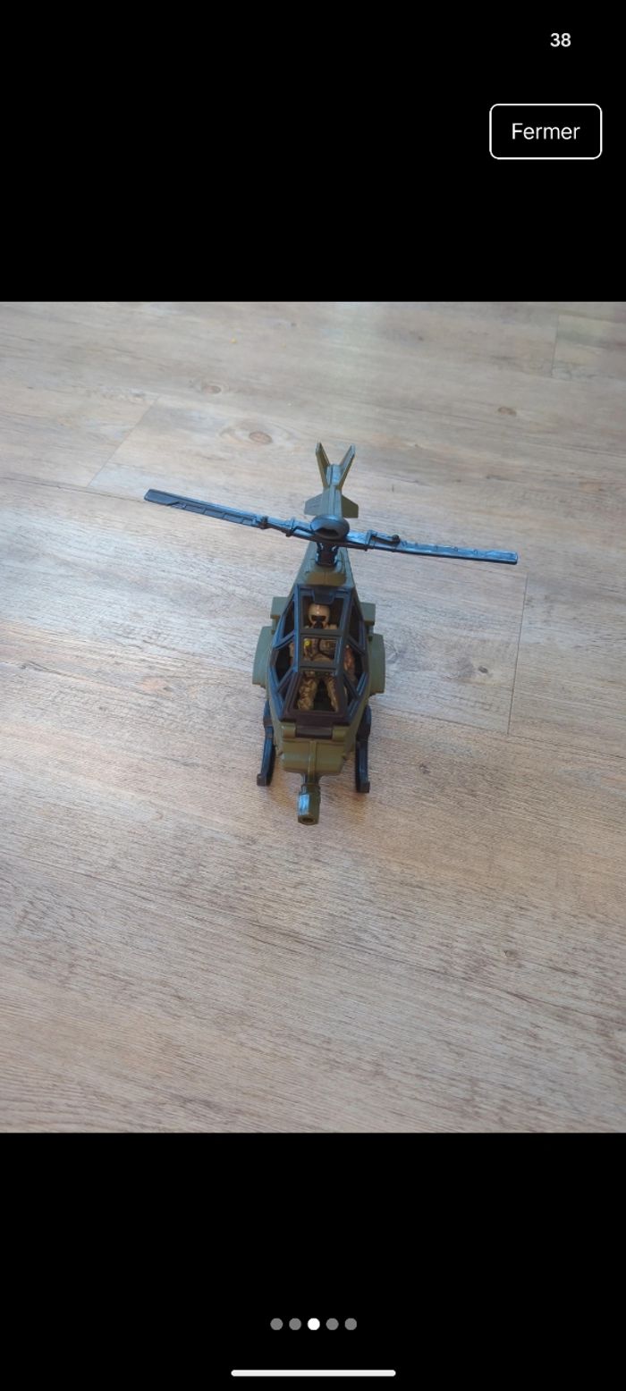 Hélicoptère et son soldat - photo numéro 3