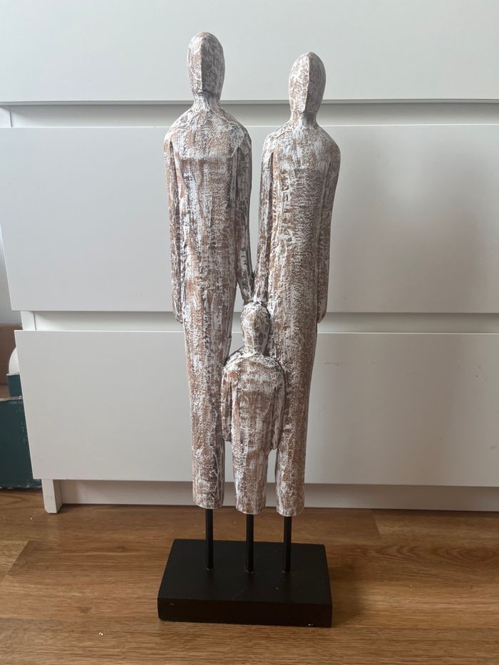 Statue en bois d’une famille