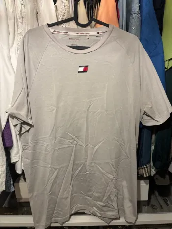 T-shirt gris/beige sport