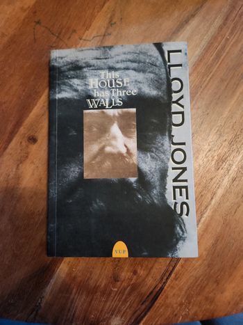 Livre : Thos house has three walls