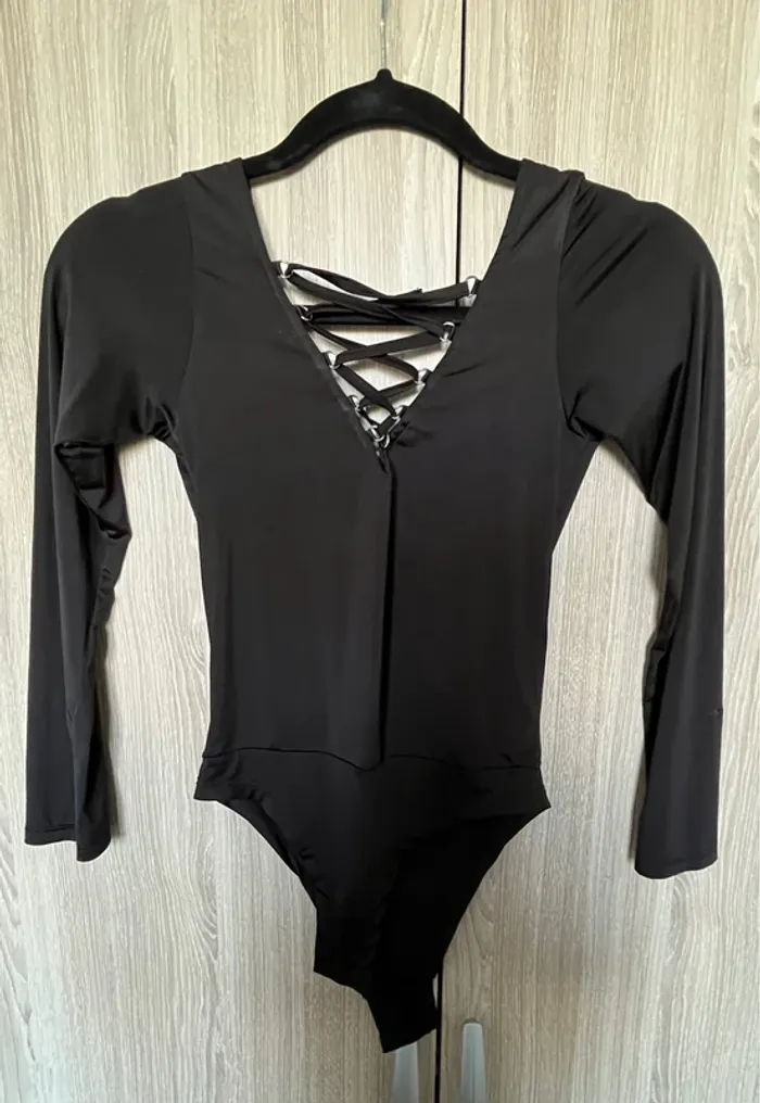 Body noir avec laçage