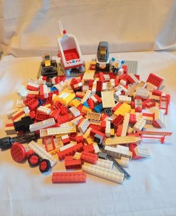 lots  de Lego et voiture hélicoptère