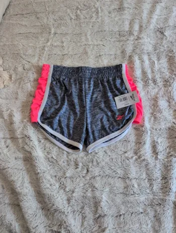 Short 8 ans Reebok. Neuf. Fille