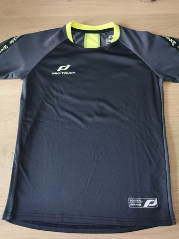 Tee shirt manches courtes de sport 10-12 ans en très bon état