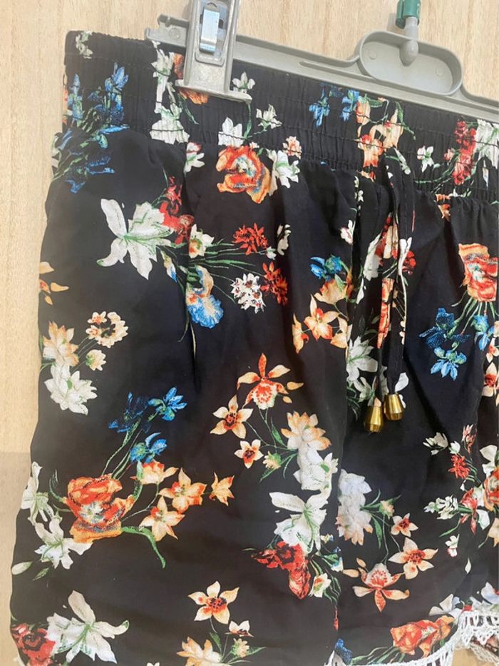 Short fluide fleuri noir avec dentelle – Taille M - photo numéro 3