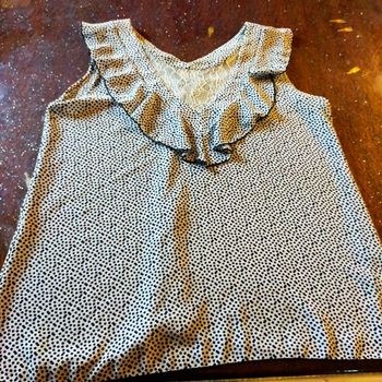 Jolie blouse crêpée blanche à pois bleu marine