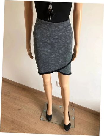 Jupe grise et noire Mosquitos taille 40 excellent état