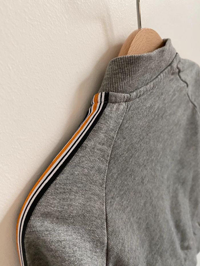 Sweat zippé gris chiné avec bandes oranges/blanches/bleues - 24 Mois - photo numéro 8