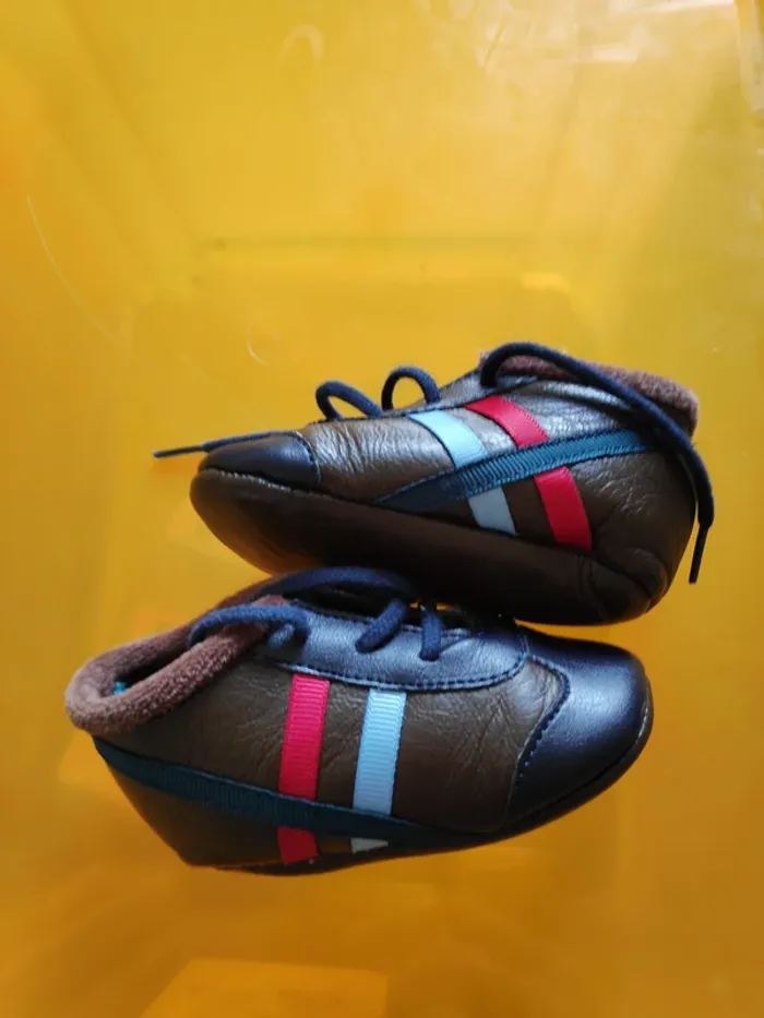 Chaussures garçon. Pointure 19.