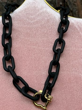 Collier mailles xxl résine noire Manille xl acier inoxydable or