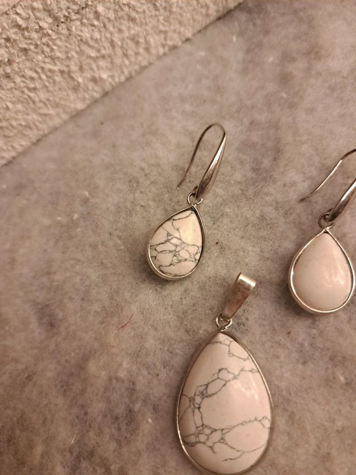Boucles d'oreilles pendante avec pendentif assortie blanc marbré - photo numéro 6