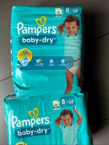 2 paquets de Couche Pampers taille 8!