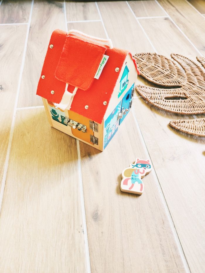🏡Maison multi activités avec serrures/verrous en bois et feutrine marque Lilliputiens