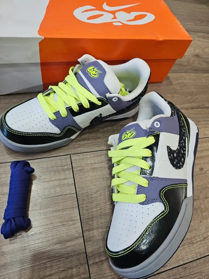 Très belles baskets Nike Air Mogan, blancnoir, pointure 38,5 - photo numéro 2