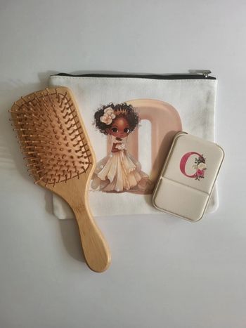Trousse de toilettes, miroir de poche et brosse à cheveux
