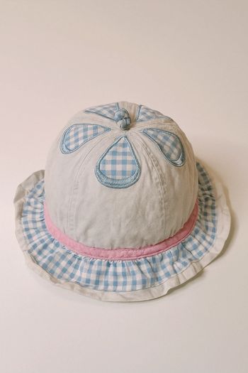 Chapeau bébé fille à carreaux bleus style rétro