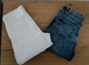 Lot de 2 jeans 1 jean Pimkie taille 40 ,bas effiloché 
1 jean blanc de chez Primark taille 40 

Les 2 sont taille haute