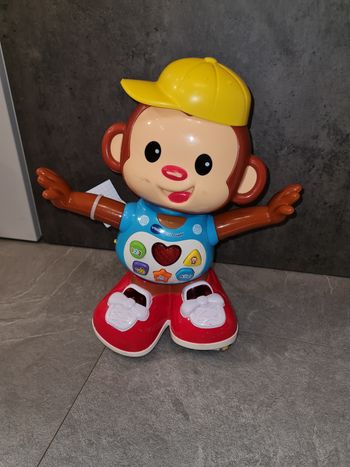 Titi ouistiti vtech voir détail photo usé au niveau du visage car quand il se déplace il fait des chutes