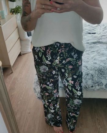 Pantalon fluide Kiabi  fleuries taille 36.