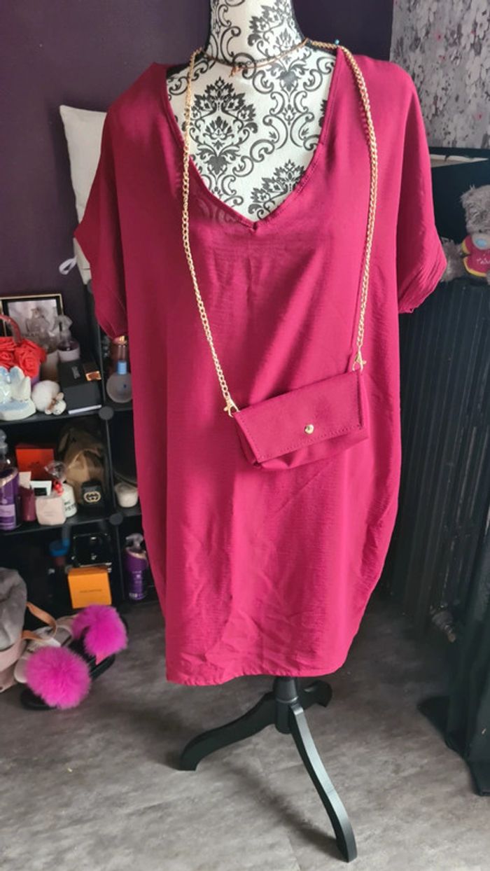 Robe bordeaux avec sa pochette