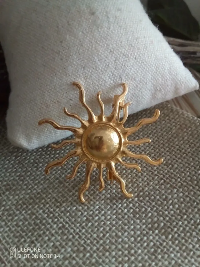 Broche soleil doré en acier inoxydable