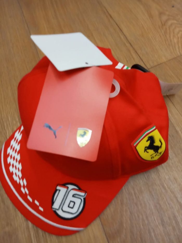 Une casquette PUMA Ferrari.