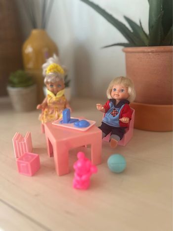 Jouet 🧸 Barbie enfants + tables/chaises et jouets