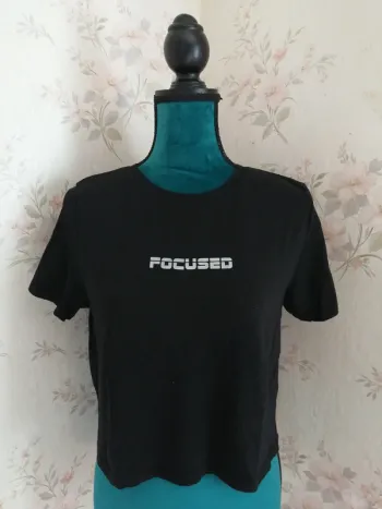 Tee-shirt noir crop top à message focused / fb sister / (L)
