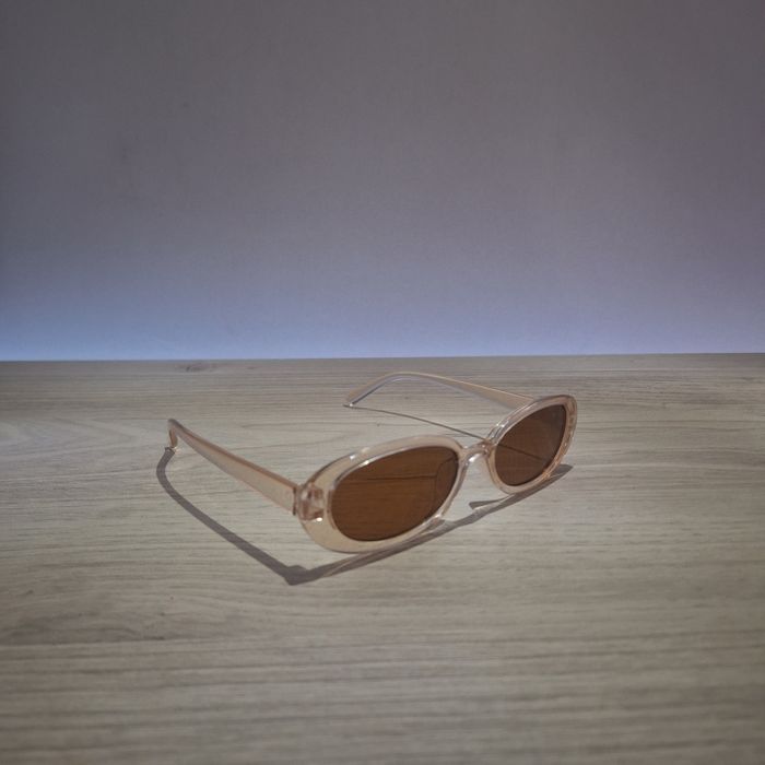 Lunettes de Soleil Ovales Beiges - Y2K Vintage 90s-2000s - Unisexe Sunglasses - Verres Teintés  Noirs - photo numéro 4