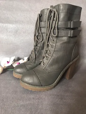 Bottines plateforme compensées grises à lacets