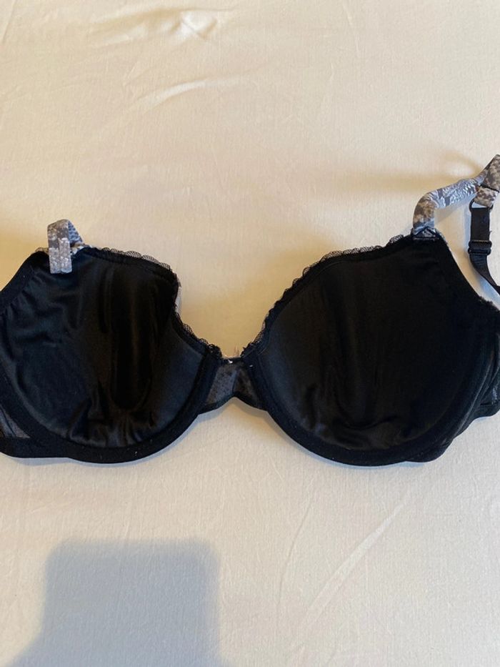 Soutien gorge gris - photo numéro 4