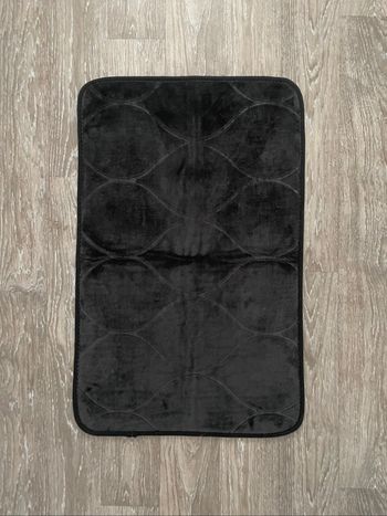 Tapis noir de salle de bain