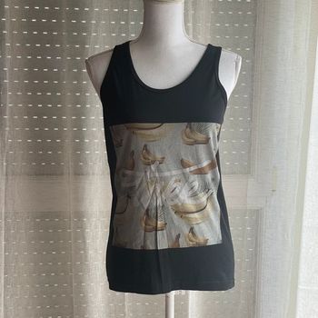 Débardeur noir avec un imprimé