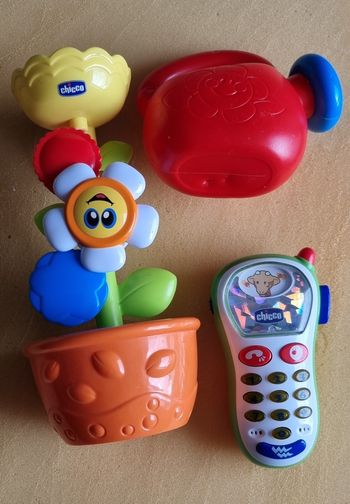 Lot chicco fleurs de bain + téléphone