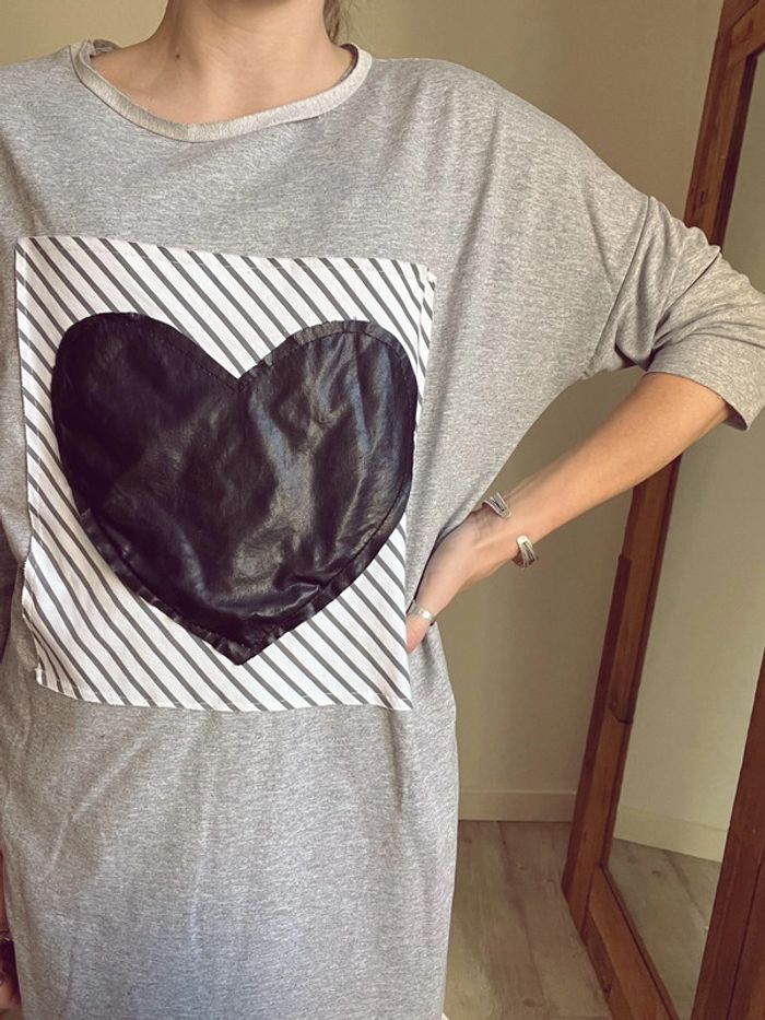 Robe sweat-shirt grise avec gros cœur - photo numéro 3