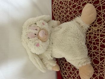 Peluche lapin ETAM range pyjama doudou bouillotte beige joues coeurs roses 46 cm