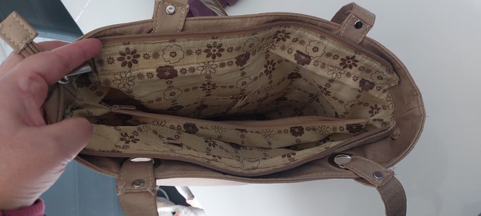 Sac à main marron clair avec une poche centrale - photo numéro 6