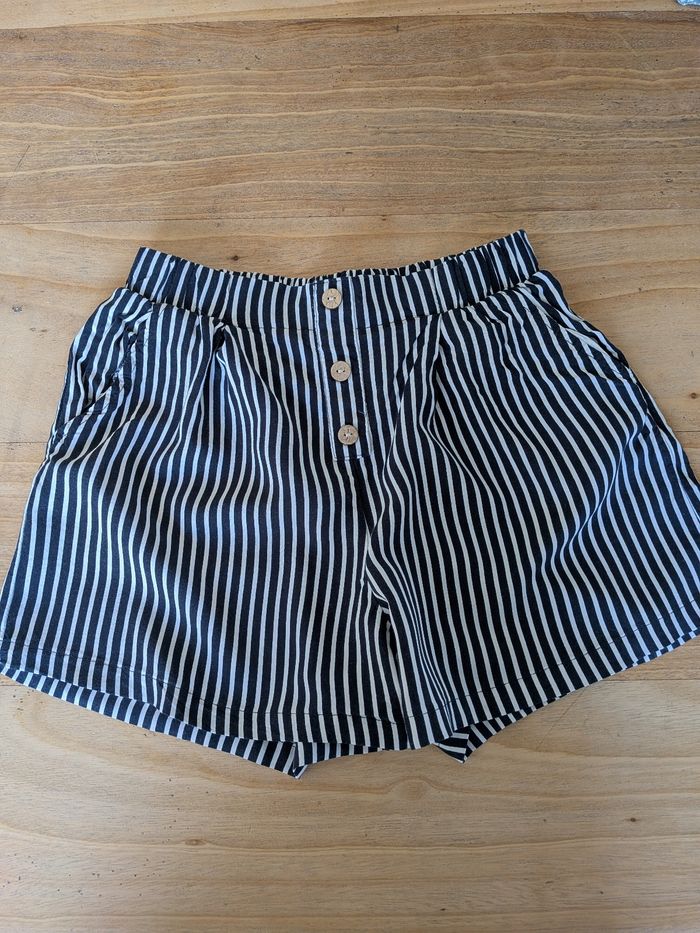 Short été rayé noir et blanc 10 ans - photo numéro 2