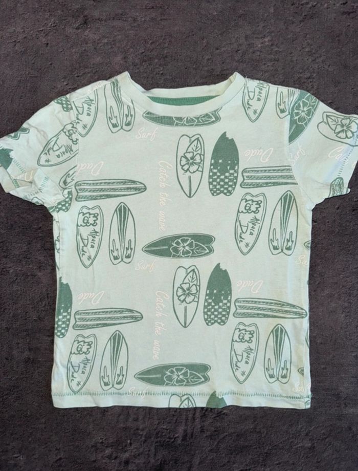 Tee shirt vert avec motifs