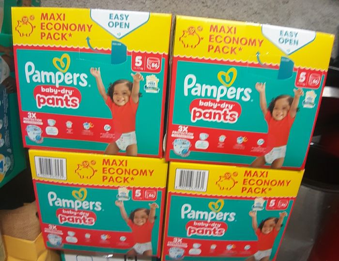 4 cartons couches Pampers taille 5pants