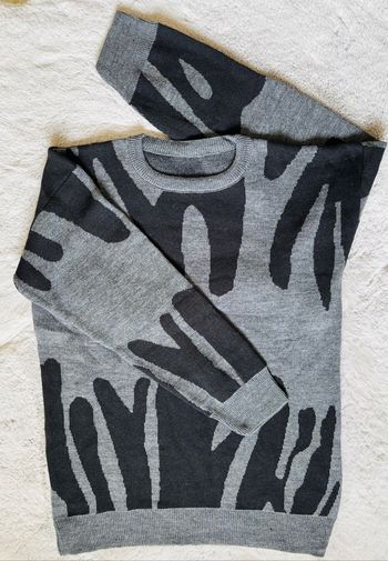 Pull Y2k motif noir graphique- chic et confortable