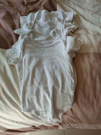 4 bodies manches courtes : 2 Tex de 9 mois et 2 Mots d'enfants de 12 mois