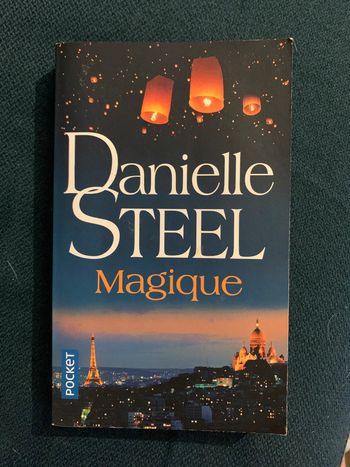 Livre de poche roman Danielle Steel Magique parfait état